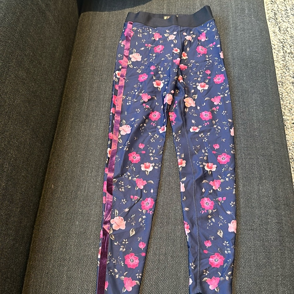 ULTRACOR navy floral work out leggings / size S